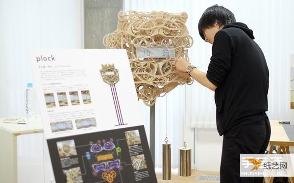 艺术系学生使用四百片可动零件制作的木头机械钟
