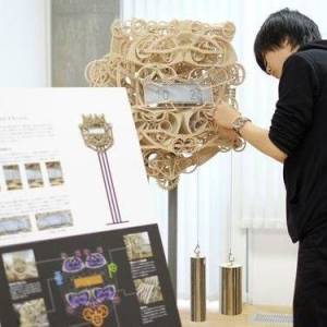 艺术系学生使用四百片可动零件制作的木头机械钟