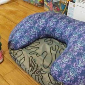 把哺乳枕简单改造成儿童沙发的方法