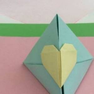 带着爱心锁的简单三角形纸盒折法