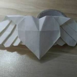 带着翅膀会飞的爱心折纸步骤图解