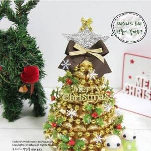 一个完全使用巧克力制作而成的个性超喜庆圣诞树