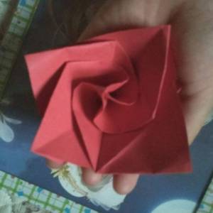 无比实用的情人节简单折纸玫瑰花制作教程