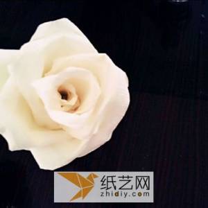 皱纹纸制作的七夕情人节礼物 绽放的玫瑰花