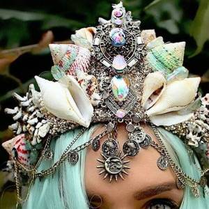 一个27岁澳洲花匠利用贝壳和珠宝制作出美人鱼皇冠