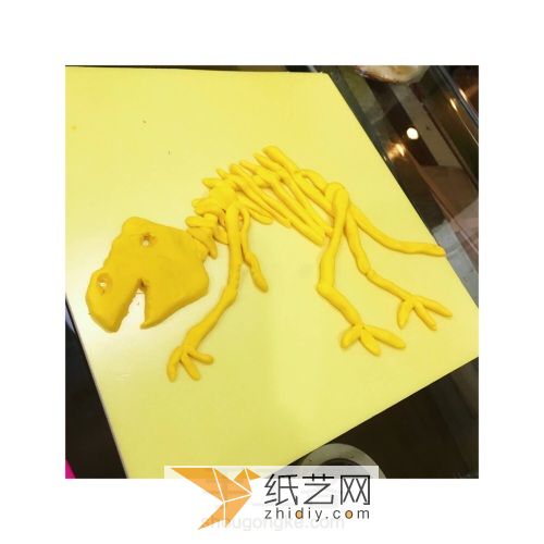儿童创意画——恐龙化石 第4步