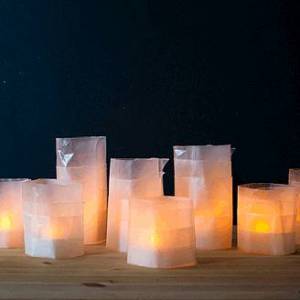 利用蜡纸和电子灯手工制作是个性浪漫烛台