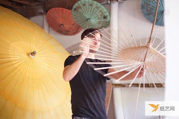根据中国传统油纸伞进行黄铜雨伞桌凳设计
