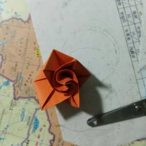 史上最简单的折纸玫瑰花教程 情人节手工纸玫瑰如何做