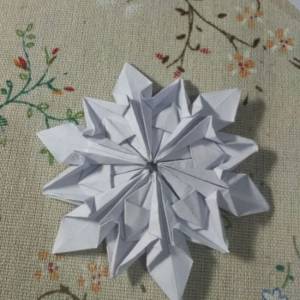 圣诞节折纸雪花的教室装饰