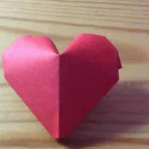 和大家分享的纸红色立体爱心的折叠方法图解