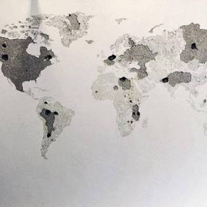 空白墙面上敲敲打打 制作成一整面个性的世界地图