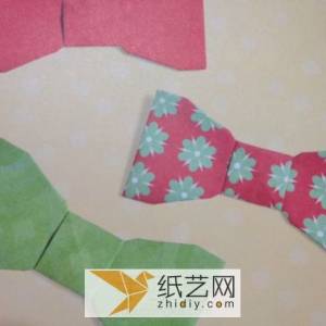 儿童手工折纸小制作的折纸领结制作教程 父亲节贺卡上面的小装饰