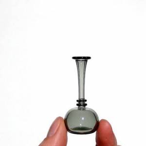 Kiva Ford制作的迷你手工玻璃瓶作品图片欣赏