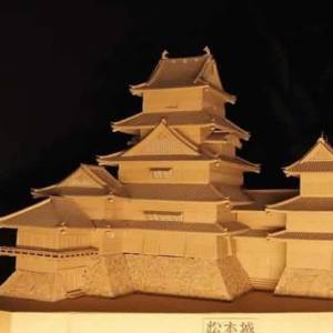 一个知名日本古建筑物 使用瓦楞纸制作的纸模型世界
