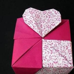 带着爱心纸盒的情人节包装盒折叠步骤图解