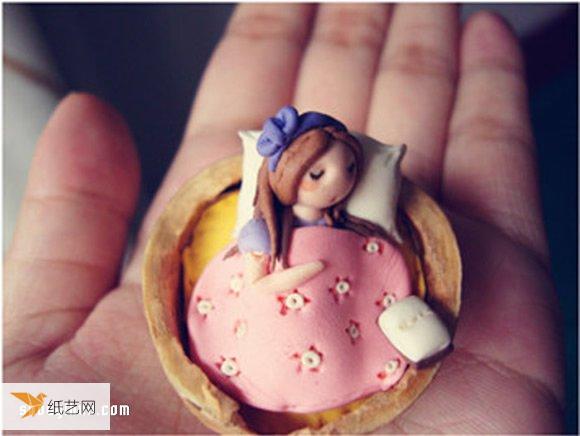 用软陶粘土制作睡在核桃壳里的小姑娘