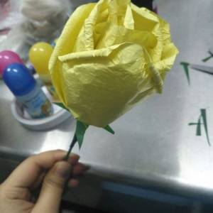 一个简单的手揉纸纸玫瑰花的做法