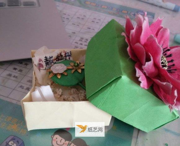带花朵的正方形礼品盒的折法