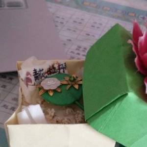 带花朵的正方形礼品盒的折法
