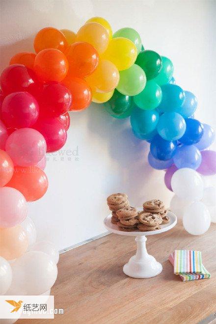 用气球搭配颜色制作美丽的彩虹之门