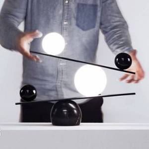 黑白之间的巧妙平衡 灯具魔术师设计的平衡台灯