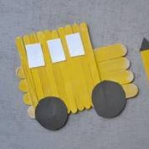 幼儿废物利用制作校车的教程