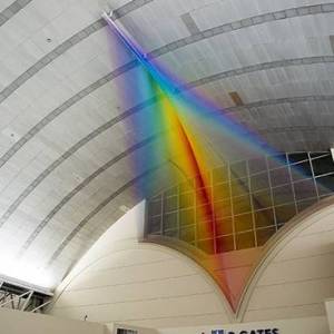 全面展示大型丝线编织艺术-模拟飞机的缤纷彩虹