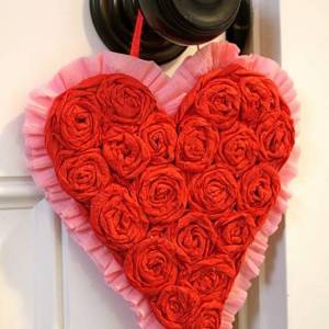 使用皱纹纸制作情人节玫瑰花挂饰的方法