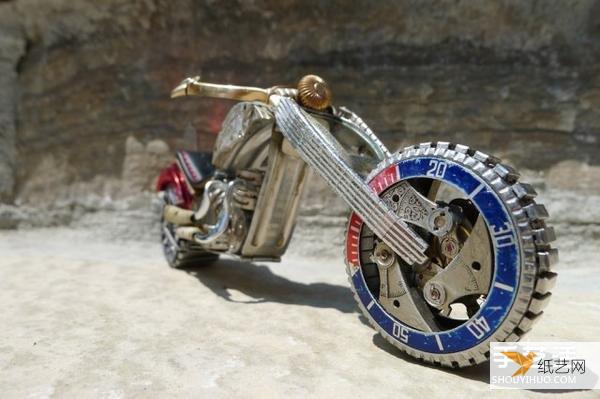 使用旧手表改造摩托车模型的手工作品图片