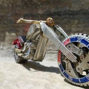 使用旧手表改造摩托车模型的手工作品图片