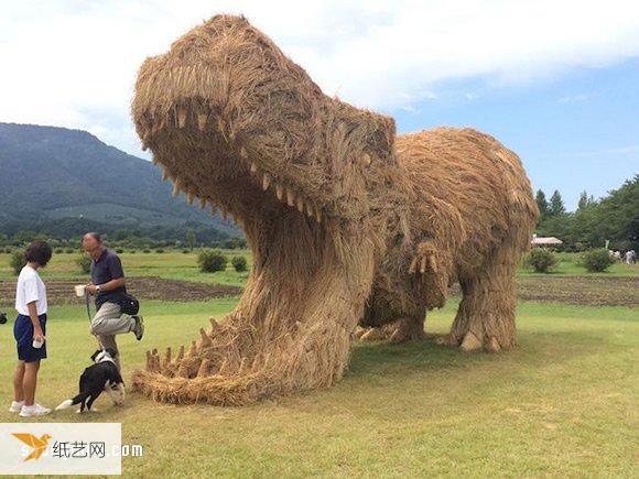 在日本稻草艺术节使用无用的秸秆制作大型雕塑