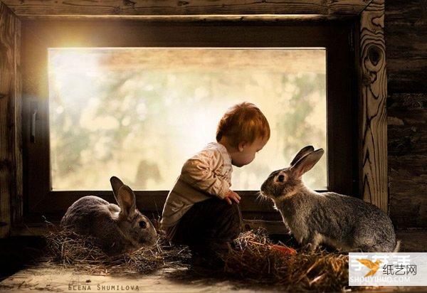 一个特别可爱的小男孩跟动物们的温馨摄影作品欣赏