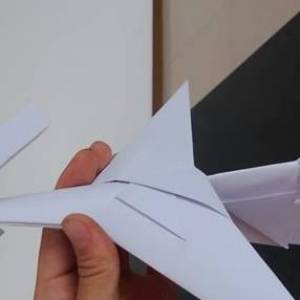 带螺旋桨的纸飞机的折叠方法