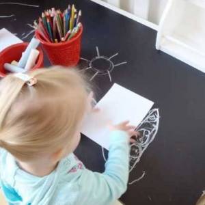 使用婴儿床改造成创意书桌的方法步骤图片