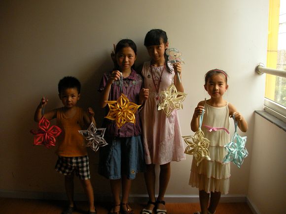 青田兰雨蛙和孩子们的纸艺作品