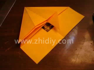 纸飞机的折法制作教程第二步