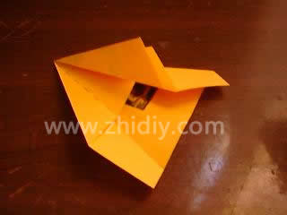 纸飞机的折法制作教程第三步