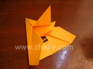 纸飞机的折法制作教程第五步
