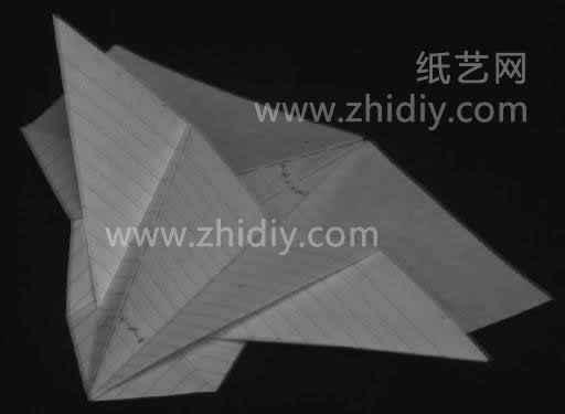 斜头滑翔纸飞机制作教程第二步