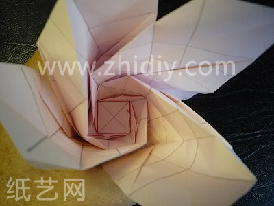 折纸玫瑰制作教程第十五步