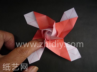 方形折纸玫瑰制作教程第二十三步