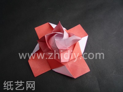方形折纸玫瑰制作教程第二十五步