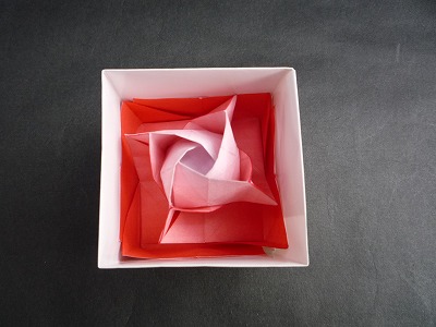方形折纸玫瑰制作教程第二十七步完成后效果图