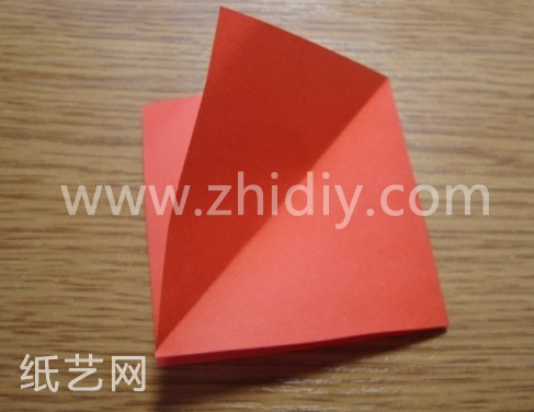 这是一个基本的折纸模型，也是一个基础式的折叠，比较简单