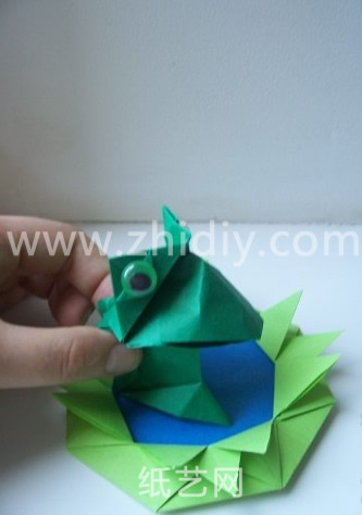 这里完成了折纸青蛙所置的折纸荷叶