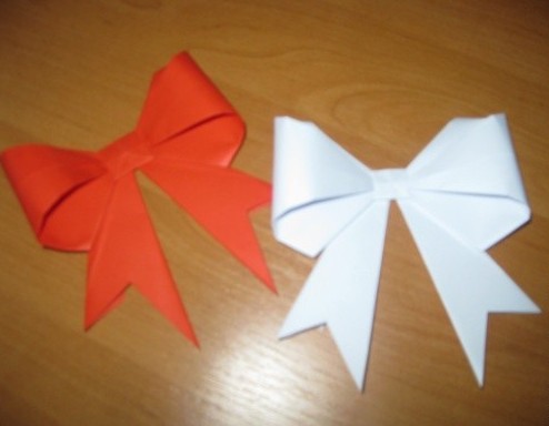可爱的折纸蝴蝶结制作教程最终完成效果图，可以根据不同的颜色进行组合