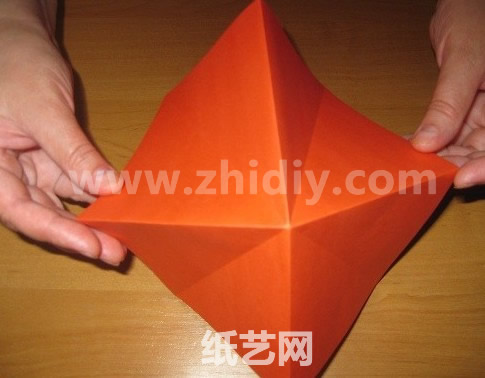 看起来就像一个折纸的帽子，纸艺网里也有这样的折纸教程
