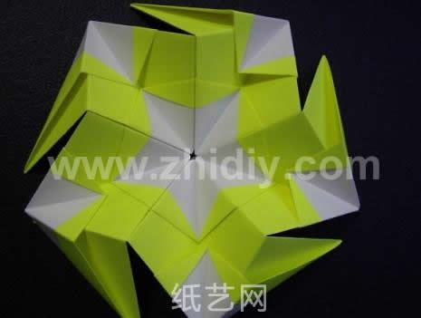 这个折纸模块组合的过程中可能需要相应的胶水进行辅助