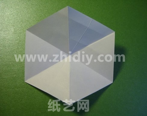 没有使用常见的折纸用的方形纸张，主要使用的是六边形的纸张